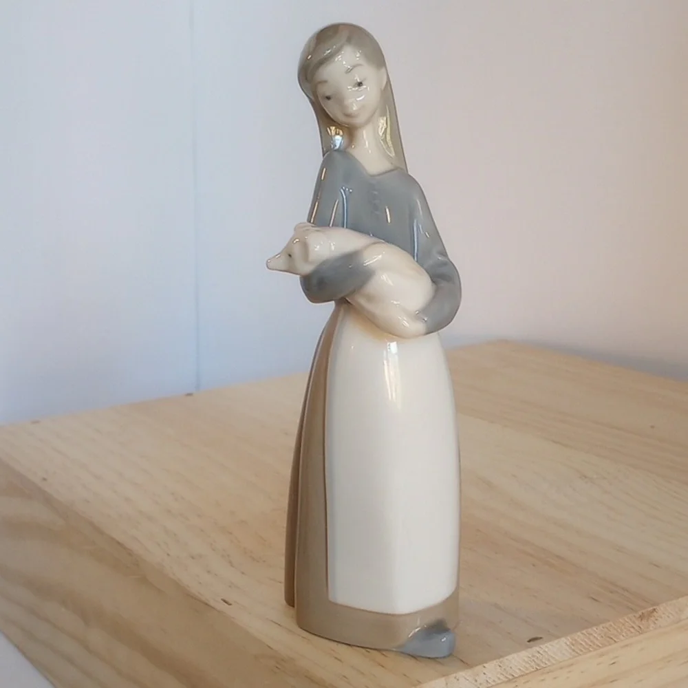 Lladro girl with pig 7 inches - Picture 1 of 5